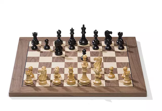 DGT USB electronic chessboard, walnut/clone + Classic figures