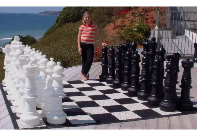 Plastic figures for outdoor/garden chess (king height 91 cm)