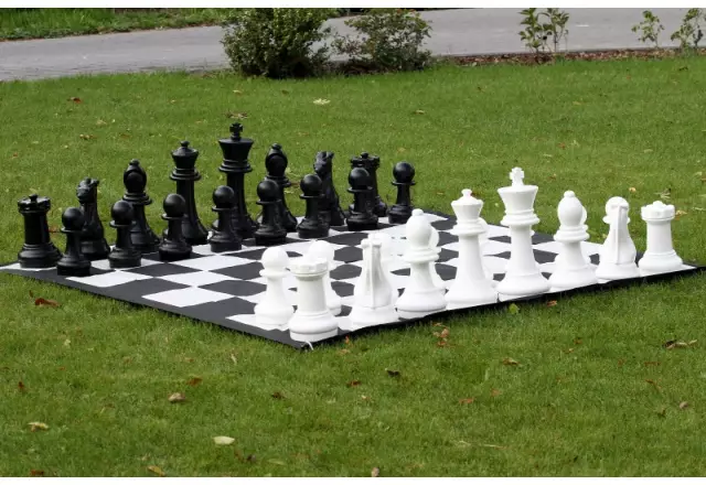Middle size garden chess set - pieces + nylon chessboard