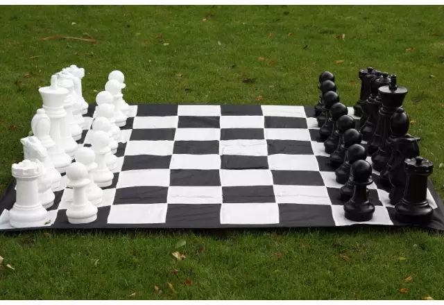 Middle size garden chess set - pieces + nylon chessboard