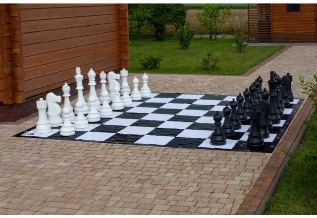 Giant chess pieces (king height 90 cm)