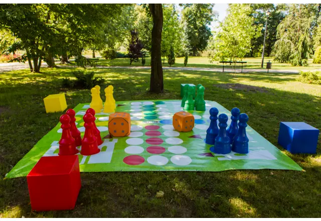 Plastic pawns for outdoor / garden Chinese (pawn height 92 cm)