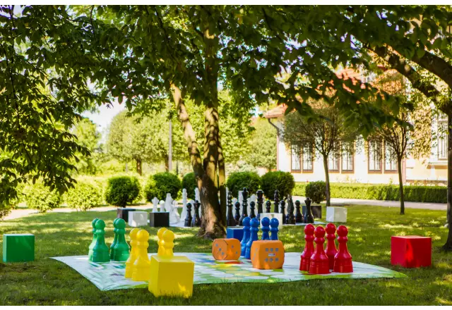 Plastic pawns for outdoor / garden Chinese (pawn height 92 cm)